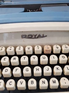 Royal Safari Portable Typewriter with Matching Case  - Picture 1 of 7