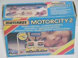 Matchbox Motorcity 2 Petroleum Station set vintage 1986 coches de juguete - Imagen 1 de 4
