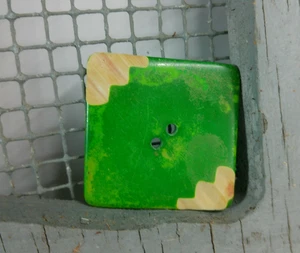 Bachelite verde marmorizzata intagliata art deco vintage? Resina? Bottone quadrato per cucire 1,4" - Foto 1 di 13