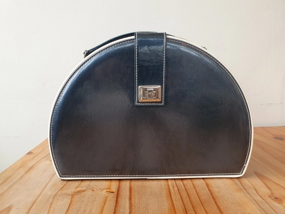 Impresionante Estuche Tren/Vanity Azul con Borde Blanco Estilo Años 50 Forma Medio Círculo En muy buena condición Foto 1 de 4