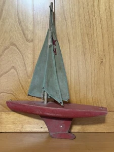 Modellino barca a vela in legno Keystone rossa vintage giocattolo USA 9" con timone in metallo - Foto 1 di 11
