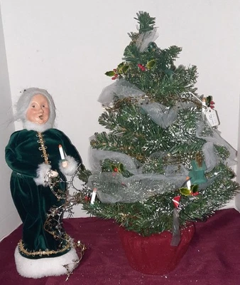 Byers Choice Caroler 1999 Mrs Claus Decorating A Christmas Tree That Lights NEW  - Image 1 of 4