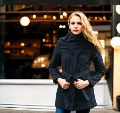 Chaqueta de lluvia con capucha Anthropologie Mia Melons Everglades talla pequeña negra Foto 1 de 4