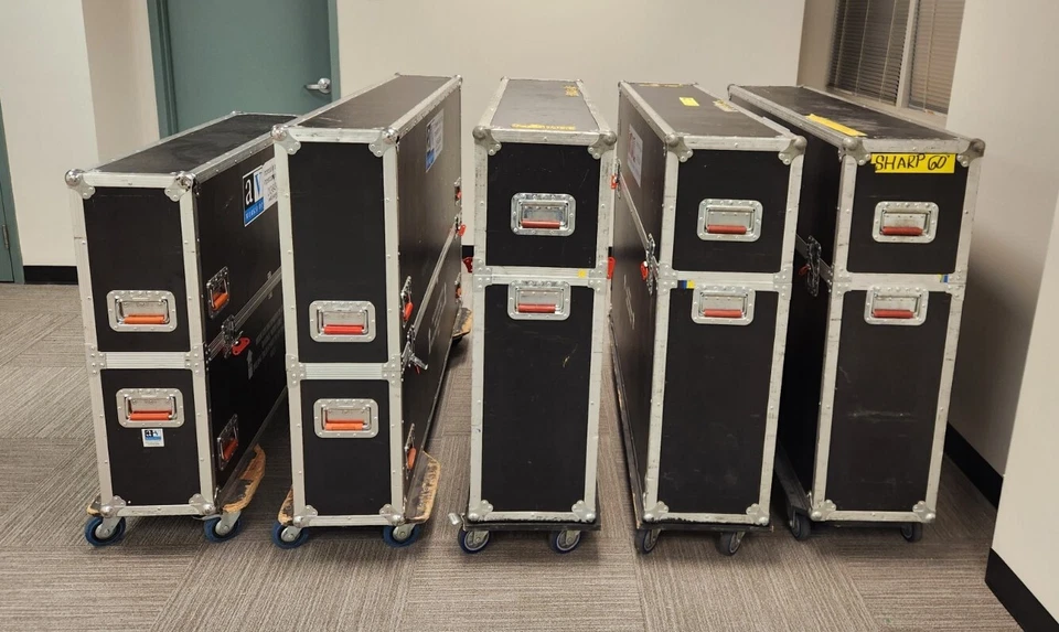 Two (2) TV Rolling Flight Cases - Imagem 1 de 4