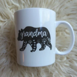 Orgullosa taza de café blanco y negro oso floral ""Abuela - Imagen 1 de 5