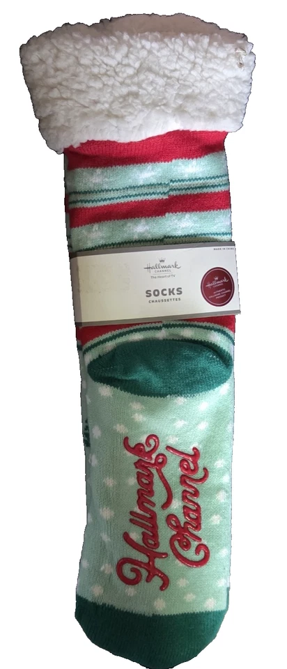 Hallmark Channel 模糊拖鞋袜圣诞节“一年中最舒适的时间” — 第 1/4 张图片