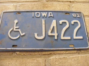1981 HANDICAP IOWA STATE LICENSE PLATE AUTO VEHICLE CAR TAG J422 - Foto 1 di 1