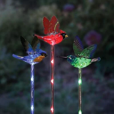 Juego de estacas de jardín Solar WindyWing de cardenal, colibrí y pájaro azul con col Foto 1 de 4