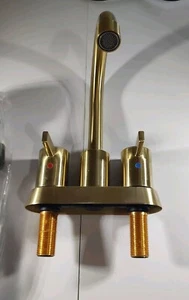 Piccolo rubinetto finitura oro spazzolato di Phiestina - Foto 1 di 6