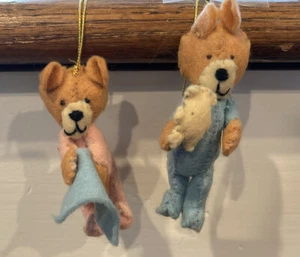 2 sehr alte Vintage handgenähte Filz Baby Junge und Mädchen Teddybär Ornamente - Bild 1 von 7