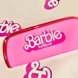 Barbie The Movie rosa Reißverschluss Federmäppchen Etui 8"x3" - Bild 1 von 6
