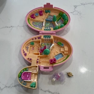 Vintage Polly Pocket Shetland Pony Stable with Horse & Trophy By Bluebird (1995) - Picture 1 of 7