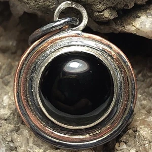 Colgante espiral artesanal de ónix negro de cobre 20 quilates dos veces cobre y plata esterlina 925 EE. UU. - Imagen 1 de 9