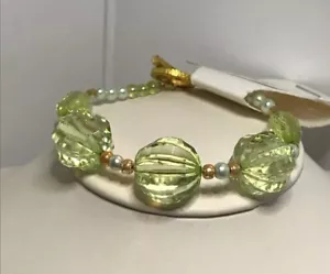 Brazalete de cuentas de vidrio verde espaciador de oro y perlas verdes cierre de palanca tono dorado - Imagen 1 de 3