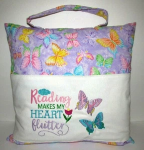 Besticktes Mädchen Kinder Lesekissen Kissen mit Tasche lila Schmetterling - Bild 1 von 3