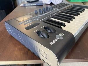 M-Audio Axiom 25 Advanced 25-Key Semi-Weighted USB MIDI Controller - Ships FREE - Picture 1 of 8