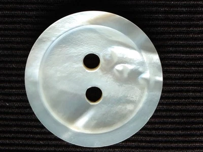 Großer Perlmuttknopf, Durchmesser 44 mm, silber weiß - Bild 1 von 2