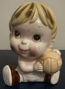Vintage Keramik blond Sommersprossen kleiner Junge mit Fußball 6" Übertopf Vase - Bild 1 von 5
