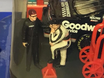 XRARO Dale Earnhardt & Richard Childress GOODWRENCH ESCENA DE GARAJE NASCAR DIORAMA Foto 1 de 4