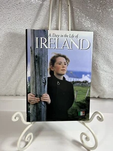 A Day in the Life of Ireland - Hardcover By Enwitt, Jennifer - VERY GOOD - Foto 1 di 1