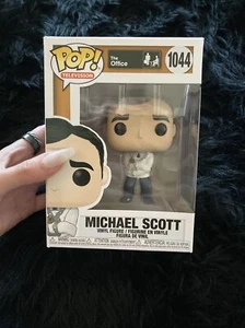 ⭐️FUNKO POP #1044 MICHAEL SCOTT STRAITJACKET THE OFFICE In Hand & Free Protector - Picture 1 of 6