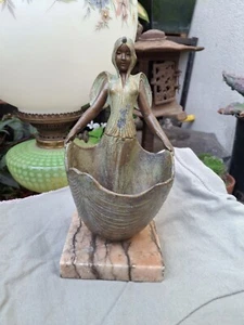 ART NOUVEAU ANTICO BRONZO DIPINTO BELLA STATUINA DI DONNA CHE TIENE CESTO - Foto 1 di 7