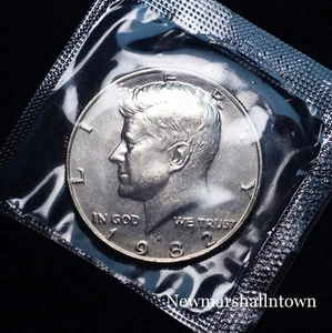 1982 D Kennedy Half Dollar from Original Souvenir Mint Set in Cellophane - Picture 1 of 2