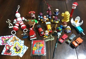 Lote de juguetes pequeños con cajones de chatarra vintage, 25+ artículos mixtos, coches, juguetes de cuerda, - Imagen 1 de 11