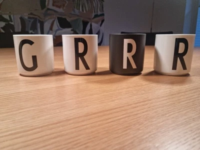 DESIGN LETTERS 4 Tassen/Becher · Arne JACOBSEN · Porzellan·neu – GRRR– - Bild 1 von 2