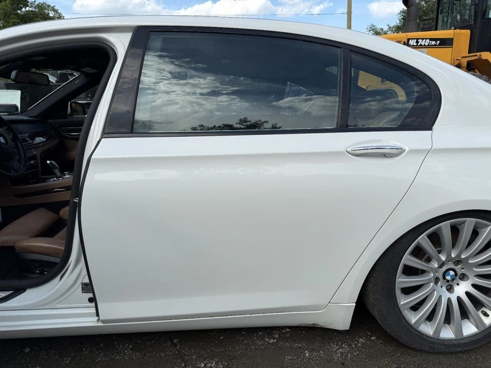 BMW 750i 2009-2015 puerta trasera izquierda del lado del conductor blanca Foto 1 de 4