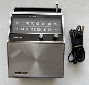 Montgomery Ward Airline Model GEN-1441A, radio AM/FM a stato solido, testata e funzionante - Foto 1 di 15