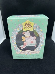 1992 PRECIOUS MOMENTS 831247 Friendship Is The Best Gift Of All Ornament LTD. - Bild 1 von 4