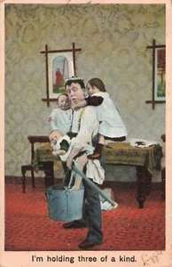 Bamforth fumetto umorismo padre con tre figli secchiello mop c1907 cartolina P243 - Foto 1 di 2