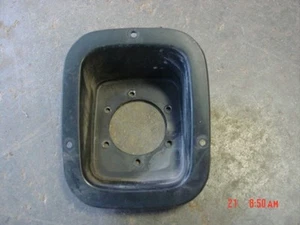 76-95 Jeep CJ Wrangler tanque de gasolina bisel de llenado cubierta de plástico cuello de combustible moldura de montaje - Imagen 1 de 3