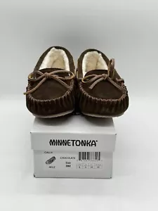 Zapatilla para mujer Minnetonka Cally - marrón chocolate - 4012 - talla US 8 - Imagen 1 de 10