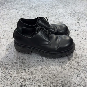 Botas Balenciaga Sergent Derby de cuero de becerro negras (talla 42, se adapta a EE. UU. 10-11) - Imagen 1 de 21