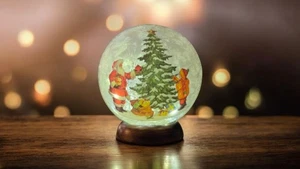 Beleuchtete 10" Milchglas Weihnachtskugel Aufkleber "Baumbesatz" auf Holzsockel - Bild 1 von 10