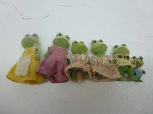 Sylvanian Families Bullrush Frosch Restposten x 6 mit Kleidung - Bild 1 von 8