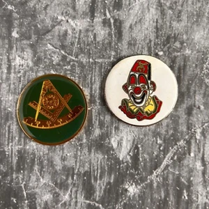 Dos monedas masónicas - Fondo verde brillante y payaso pintado. Santuario. - Imagen 1 de 5