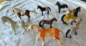 KONVOLUT 9 SPIELZEUGPFERDE AUS VERSCHIEDENEN SETS NAH ABER NICHT EINHEITLICH GRÖßEN A8 - Bild 1 von 12