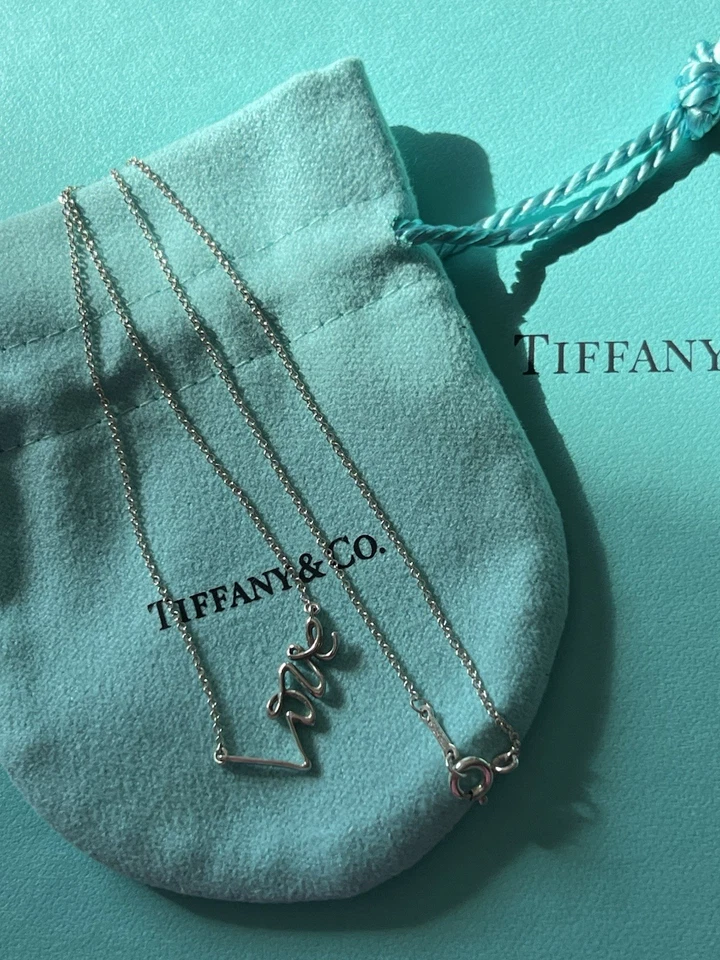 Colgante Tiffany & Co. Paloma's Graffiti Love plata de ley Foto 1 de 4
