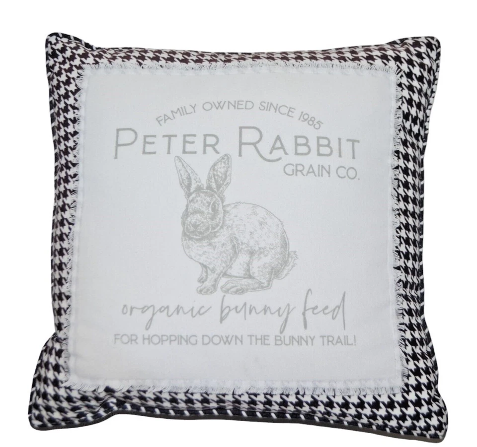 Almohada Decorativa 19" x 19" Peter Rabbit Bunny Negro Blanco Pata de Gallo Foto 1 de 4