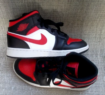 Tênis Nike Air Jordan 554725-079, 1 Médio GS Preto/Vermelho Fogo Couro Juvenil 4,5Y - Imagem 1 de 4