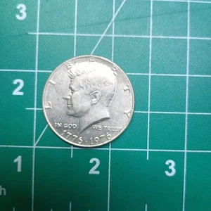 Moneda de medio dólar Kennedy 1976 bicentenario moneda de 50 centavos, sin marca de ceca - Imagen 1 de 7