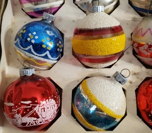 Vintage Shiny Brite Weihnachtsschmuck 12 in Box WWII schablonierter Glimmer versilbert & nicht - Bild 1 von 11