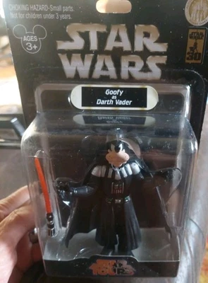 Boneco de ação Star Wars Star Tours Pateta como Darth Vader com sabre de luz novo na caixa *LEIA* - Imagem 1 de 4
