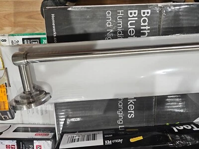 Gatco Lizzie 18 pulgadas Toallero montado en la pared en níquel cepillado Foto 1 de 4