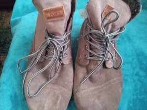 Toms Brown Suede Wedge Lace up Size W9 Fur Lined Boots 104813 - Picture 1 of 13