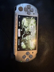 Sony PSP 3001 Silver Mate. Console, Cable And Medal Of Honor Heroes 2. 2GB Card - Bild 1 von 3