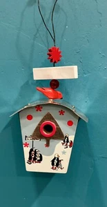 Colección Rosso Rockefeller Center Patinaje sobre Hielo Pingüinos Birdhouse Ornamento - Imagen 1 de 5